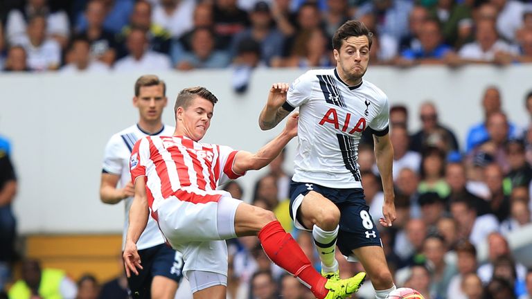 Marco van Ginkel tackles Ryan Mason 