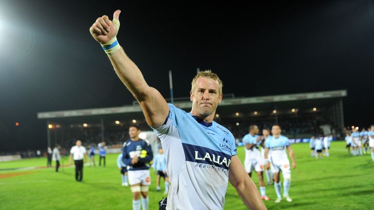 Bayonne's captain Mark Chisholm celebrates at the end after the French Top 14 rugby union match between Aviron Bayonnais and Stade Toulousain 