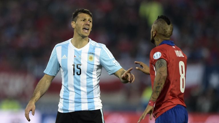 Chile's midfielder Arturo Vidal (R) and Argentina's defender Martin Demichelis argue during their 2015 Copa America football championship final.