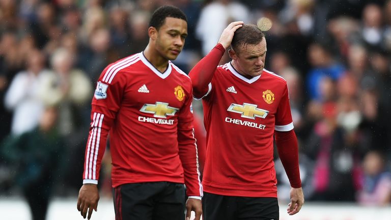 Wayne Rooney of Manchester United looks dejected with Memphis Depay