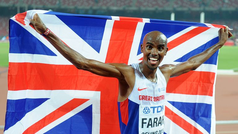 Great Britain's Mo Farah celebrates after winning gold in the Men's 10'000 Metres