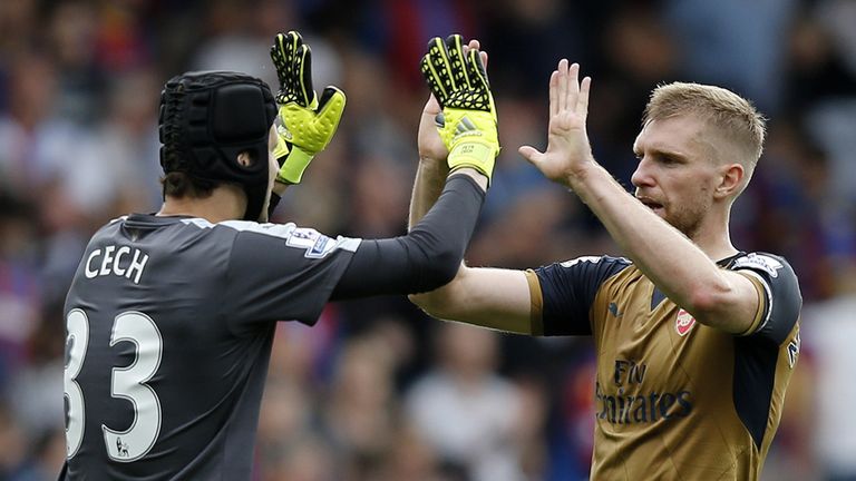 Petr Cech and Per Mertesacker celebrate 