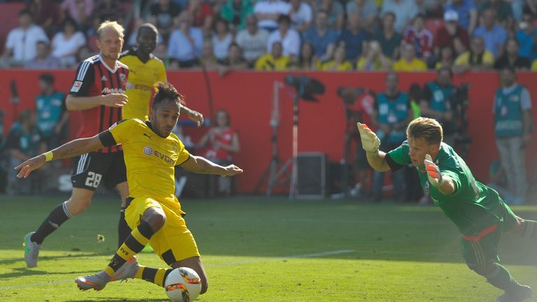 Pierre-Emerick Aubameyang scores Dortmund's fourth goal