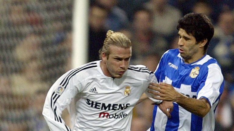 Real Madrid's David Beckham (L) vies with Deportivo la Coruna's Juan Carlos Valeron (R) in a Liga match at Santiago Bernabeu stadium in 2003