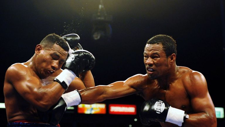 Shane Mosley (R) v Ricardo Mayorga of Nicaragua in September 2009