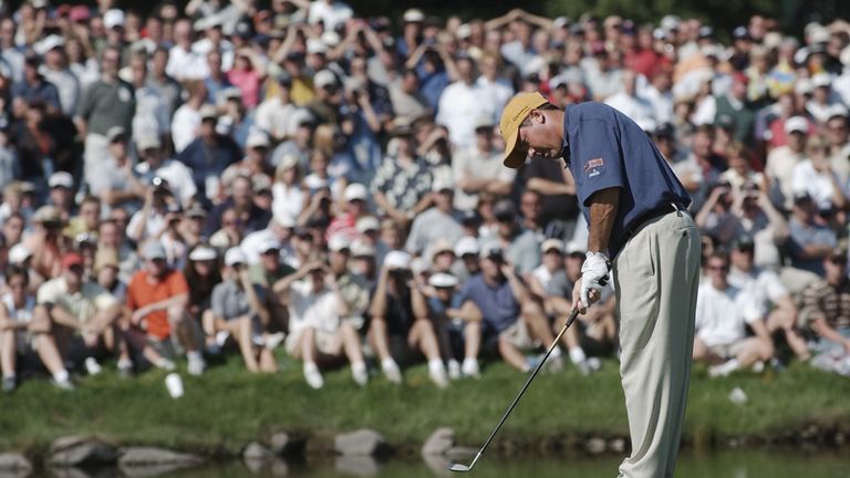 Rich Beem sinks the winning putt at the 2002 US PGA Championship