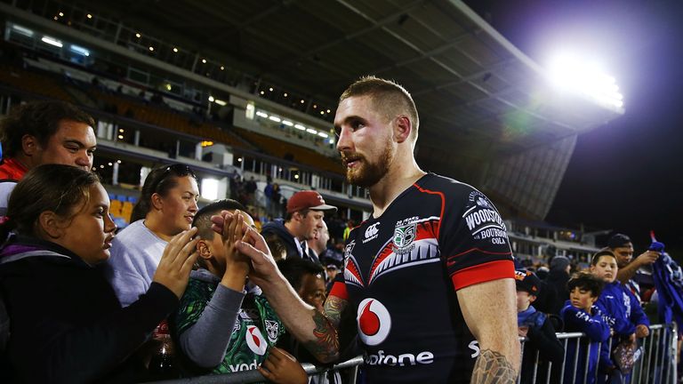 New Zealand Warriors full-back Sam Tomkins thanks supporters after playing his final home game for the club