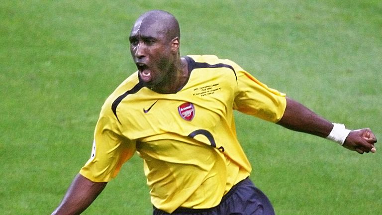 Saint-Denis, FRANCE:  Arsenal's English defender Sol Campbell celebrates after scoring during the UEFA Champion's League final football match Barcelona vs.