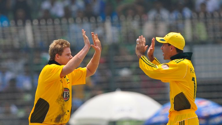 Australian bowler Steven Smith (L) celebrates with his teammate Ricky Ponting (R) 