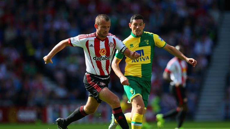 SUNDERLAND, ENGLAND - AUGUST 15: Lee Cattermole of Sunderland and Graham Dorrans of Norwich City compete for the ball during the Barclays Premier League ma