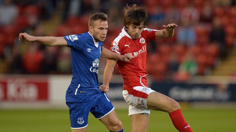 Tom Cleverley holds off Ben Pearson