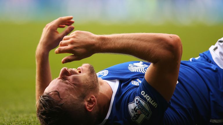 Tom Cleverley uncomfortable after suffering an injury at White Hart Lane