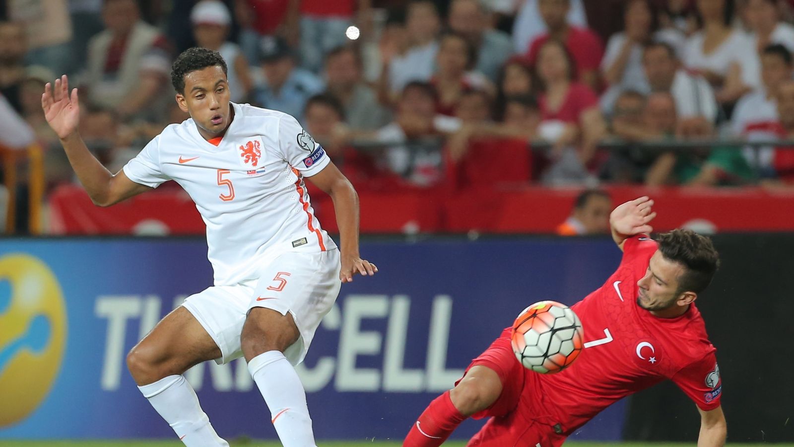 Netherlands slammed by Dutch press with Euro 2016 hopes in doubt