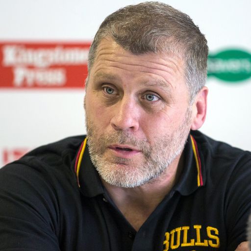 James Lowes takes on old coach Brian Smith 
