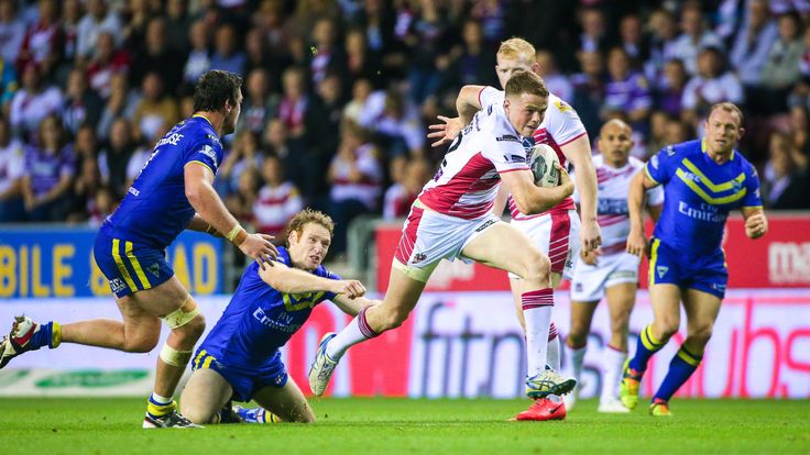 Wigan's Joe Burgess escapes the tackle of Warrington's Joel Monaghan - 2014 play-offs