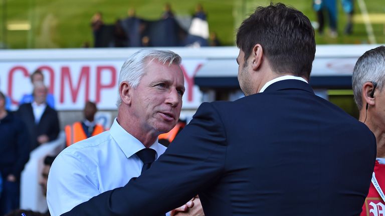 Alan Pardew greets Mauricio Pochettino 