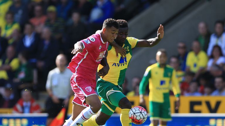 Norwich City's Alexander Tettey (right) and AFC Bournemouth's Joshua King battle for the ball