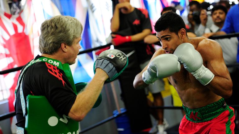 Amir Khan (R) trains with his trainer Freddie Roach during the Amir Khan Media Workout at the Wild Card Boxing Club on July 3, 20