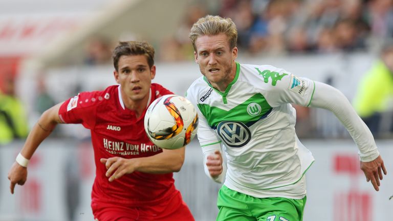 Andre Schurrle (R) of Wolfsburg battles for the ball with Oliver Sorg (L) of Hannover