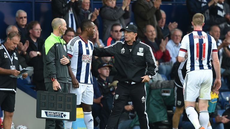  Tony Pulis, manager of West Bromwich Albion talks to Saido Berahino 