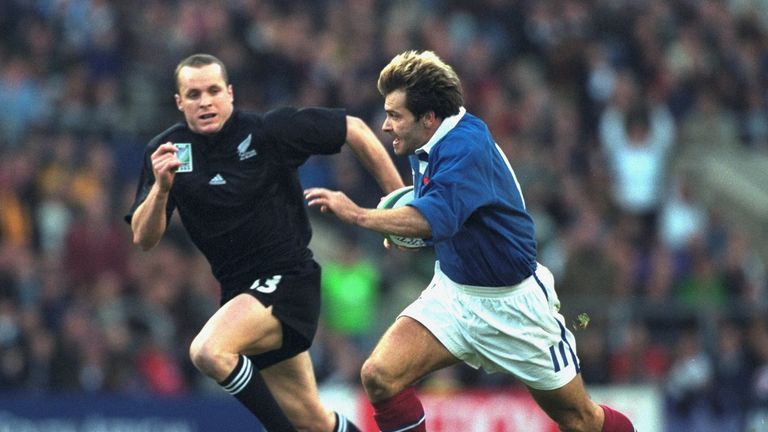 Christophe Dominici of France takes on Christian Cullen of New Zealand during the 1999 World Cup semi-final