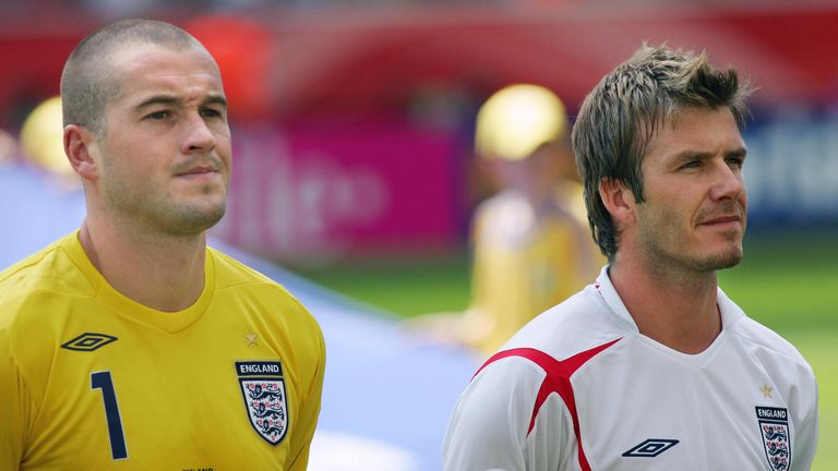 Frankfurt am Main, GERMANY:  English midfielder David Beckham (R) and English goalkeeper Paul Robinson pose for the start against Paraguay in their first r
