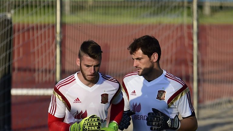 Manchester United's Spanish goalkeeper David de Gea (L) and Porto FC's Spanish goalkeeper Iker Casillas 