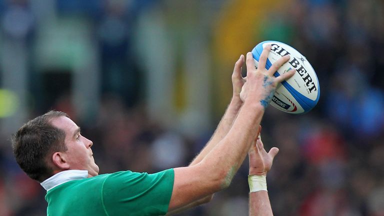Devin Toner wins lineout ball against Italy in the 2015 Six Nations