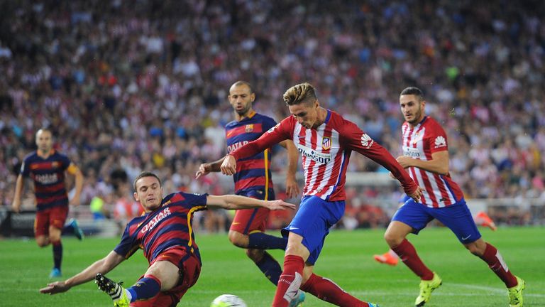  Fernando Torres of Club Atletico de Madrid has his shot blocked by Thomas Vermaelen of FC Barcelona during the La Liga match