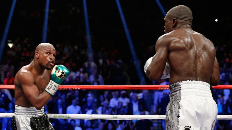 LAS VEGAS, NV - SEPTEMBER 12:  Floyd Mayweather Jr. dances around the ring in the final round against Andre Berto during their WBC/WBA welterweight title f