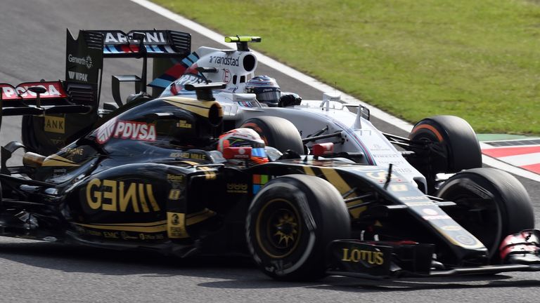 Valtteri Bottas battles Romain Grosjean 