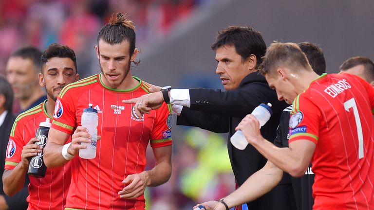 Chris Coleman speaks with Gareth Bale of Wales