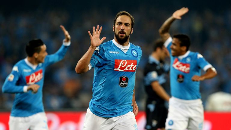 NAPLES, ITALY - SEPTEMBER 20: Gonzalo Higuain of Napoli celebrates after scoring his team's opening goal during the Serie A match between SSC Napoli and SS