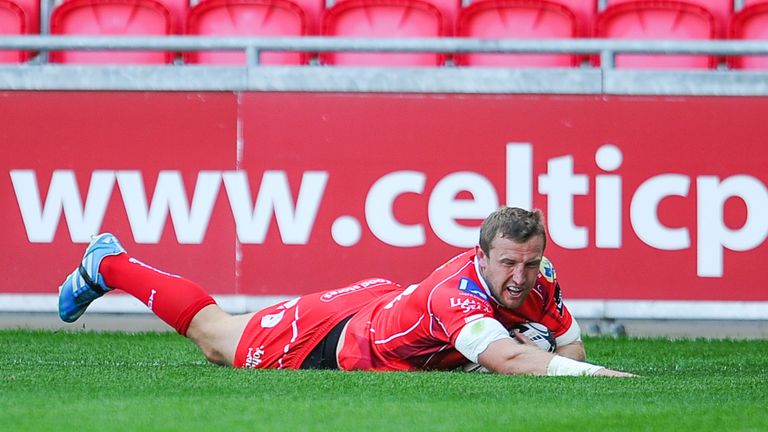 Hadleigh Parkes scores for Scarlets