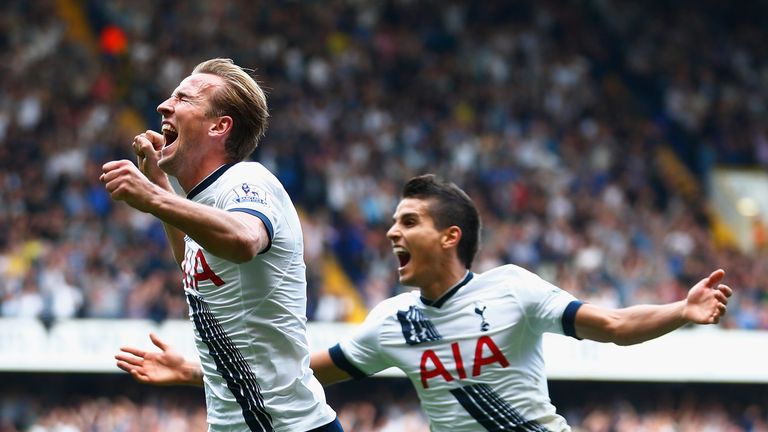 Harry Kane (L) of Tottenham Hotspur celebrates scoring
