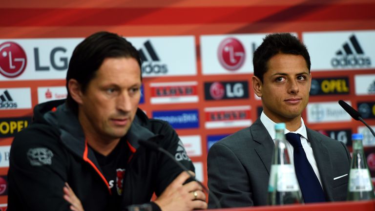 Bayer 04 Leverkusen's Javier 'Chicharito' Hernandez (R) and headcoach Roger Schmidt