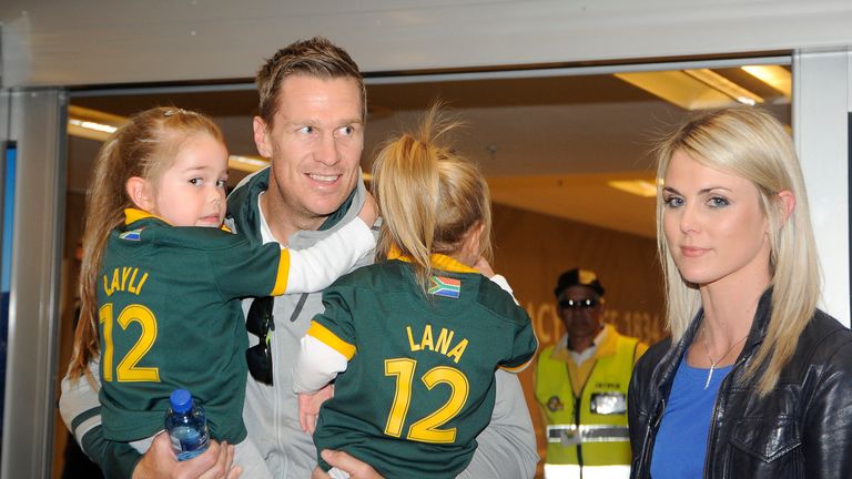 De Villiers is reunited with his family