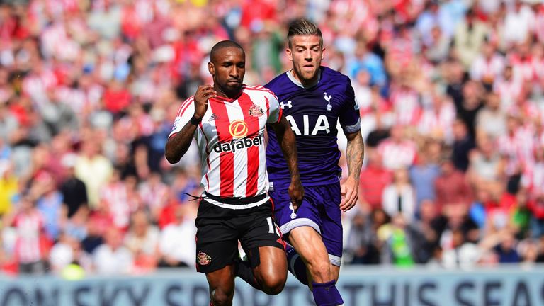Jermain Defoe of Sunderland is chased by Toby Alderweireld of Tottenham Hotspur