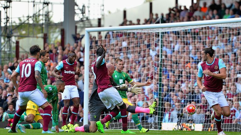 Cheikhou Kouyate (C) of West Ham United scores his team's second goal during the Barclays Premier League match between Wes