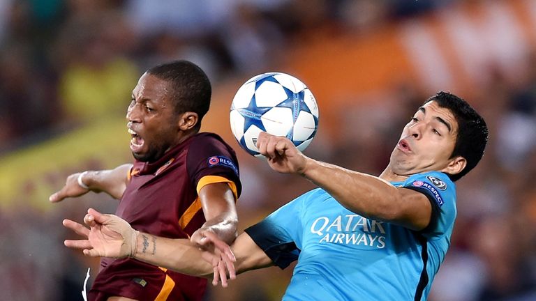 Roma's Malian midfielder Seydou Keita (L) jumps for the ball with Barcelona's Uruguayan forward Luis Suarez