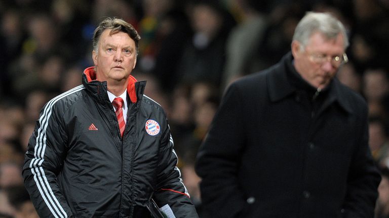 Bayern Munich coach Louis Van Gaal (L) and Manchester United manager Sir Alex Ferguson leave the field at half time of the UEFA Champions League second leg