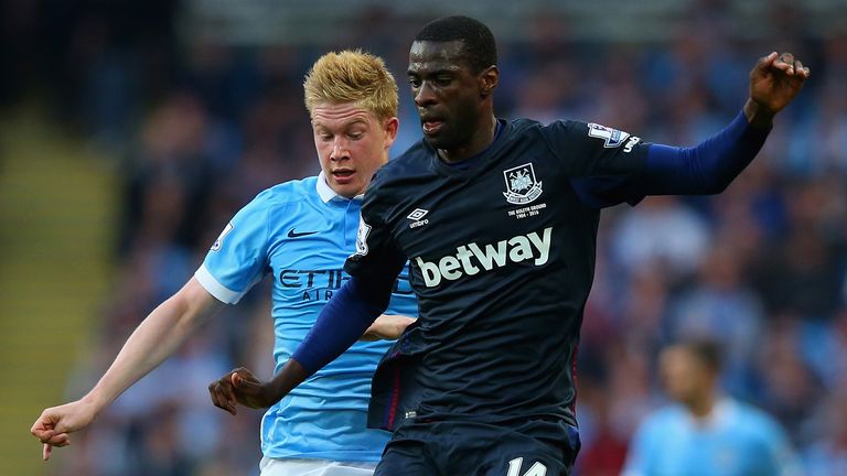 MANCHESTER, ENGLAND - SEPTEMBER 19: Pedro Mba Obiang of West Ham United and Kevin de Bruyne of Manchester City compete for the ball during the Barclays Pre