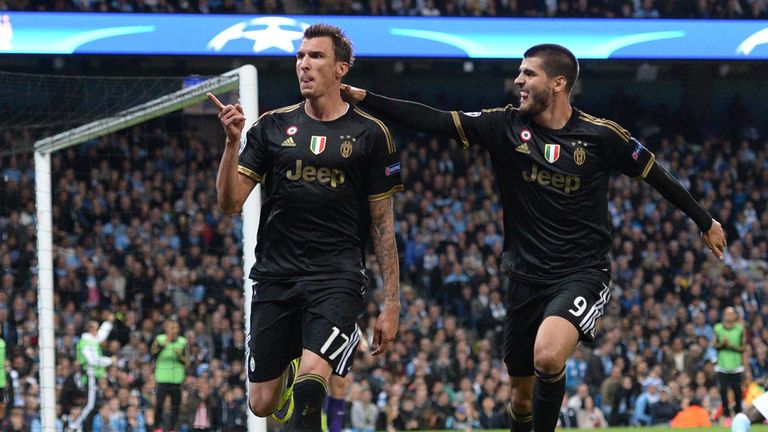 Juventus' forward from Croatia Mario Mandzukic (L) celebrates with Juventus' forward from Spain Alvaro Morata