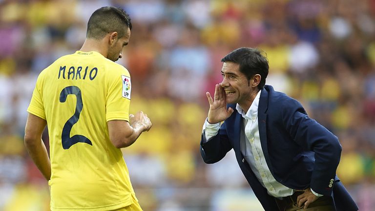VILLARREAL, SPAIN - AUGUST 31:  Villarreal CF manager Marcelino Garcia gives instructions to Mario Gaspar during the La Liga match between Villarreal CF an