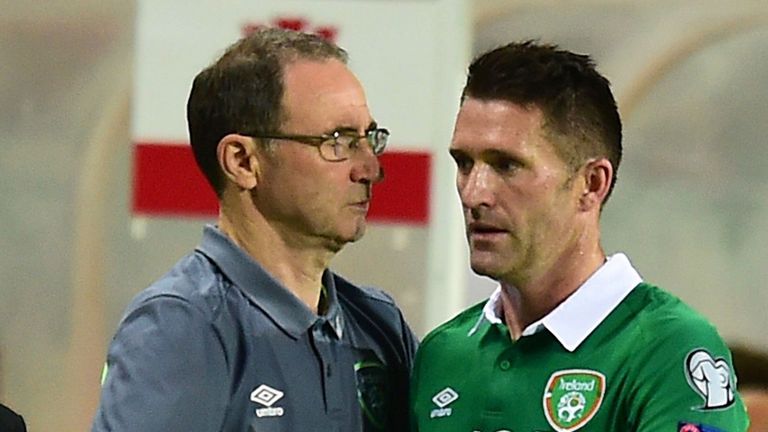 Republic of Ireland manager Martin O'Neill shakes hands with Robbie Keane 
