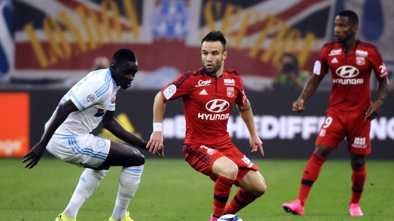 Lyon's French midfielder Mathieu Valbuena (C) vies with Marseille's French defender Benjamin Mendy (L) during the match Marseille (OM) vs Lyon (OL)