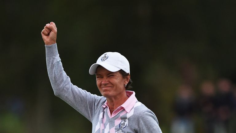 Catriona Matthew holed a birdie putt on the 15th to put Europe 1up with 3 to play as the light stopped play.