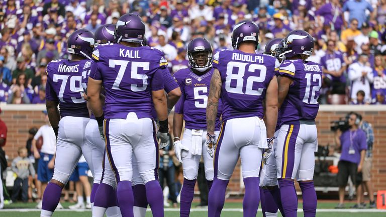 MINNEAPOLIS, MN - SEPTEMBER 20: Teddy Bridgewater #5 of the Minnesota Vikings huddles his team in the third quarter against the Detroit Lions at TCF Bank S