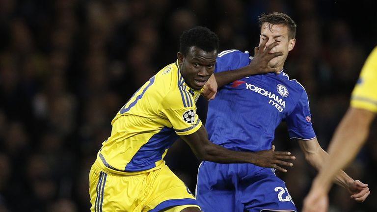 Maccabi Tel Aviv's Nosa Igiebor (L) pushes Chelsea's Spanish defender Cesar Azpilicueta in the face as they vie for the ball