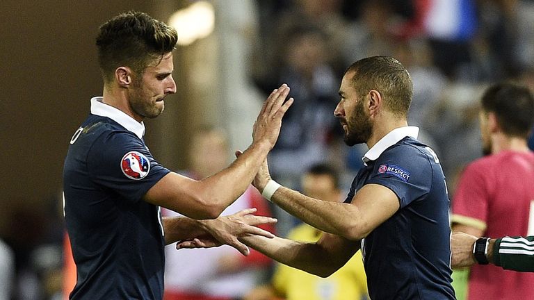 Olivier Giroud missed two good chances before he was replaced by Karim Benzema during France's win over Serbia